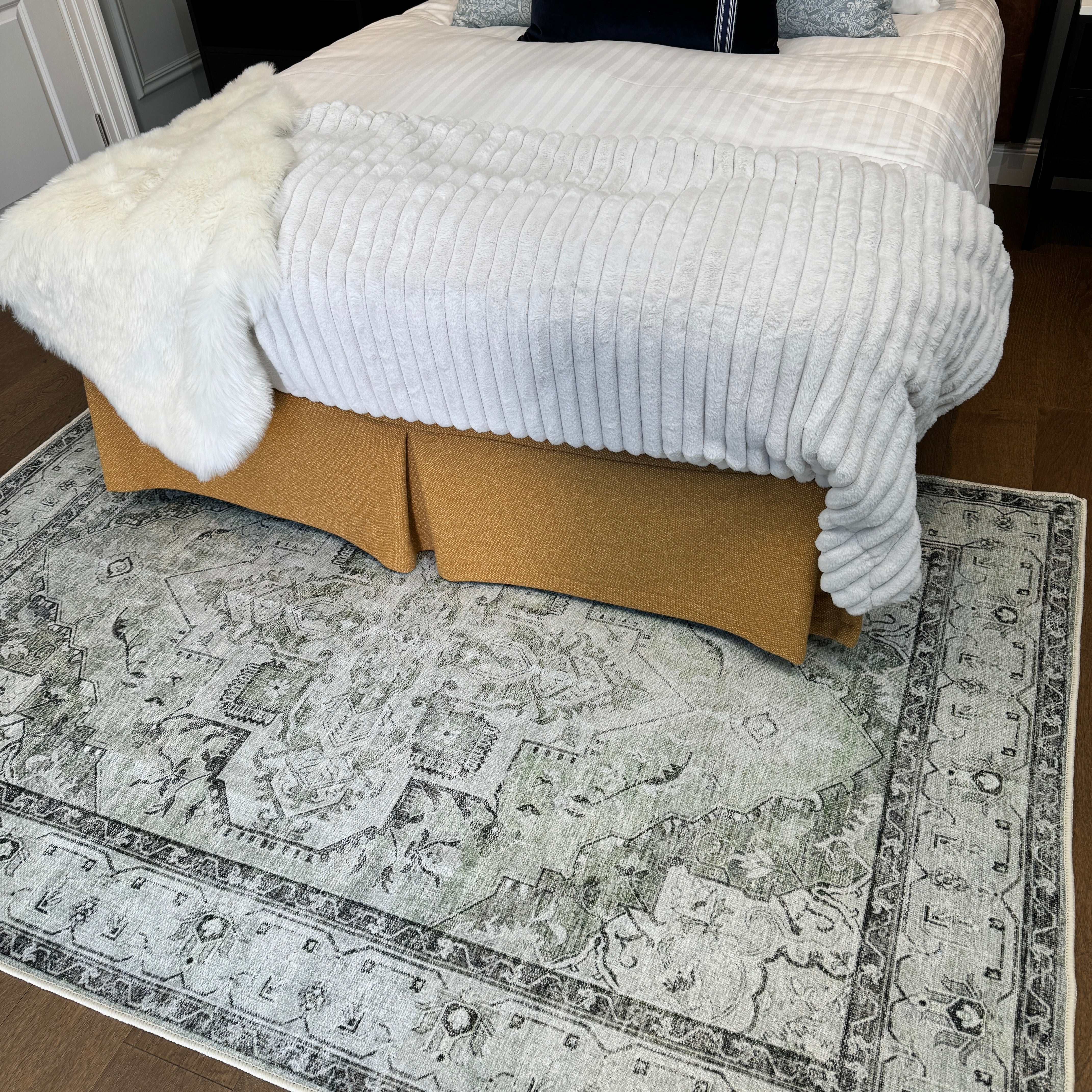 Flatwoven Washable Light Green Bordered Area Rug - Rumi - Image 4